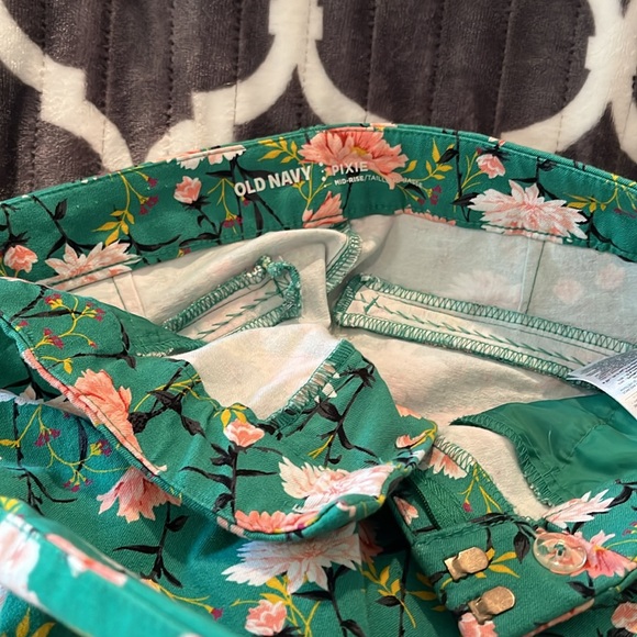 Old navy pixie mid-rise pants size 6 - Picture 2 of 3